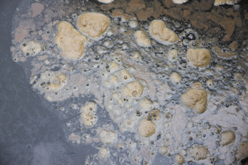 osad na dnie czajnika spowodowany przez używanie twardej wody