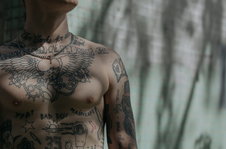 tatuaz na klatce piersiowej