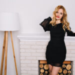 Czarna elegancka sukienka midi – ponadczasowy wybór na wiele okazji